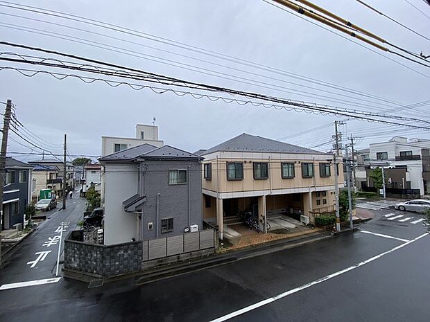 落ち着いた住宅街の景色が広がり、穏やかで日常に寄り添う穏やかな時間が流れるロケーションです。