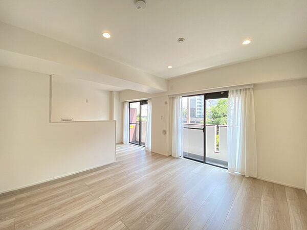 余計な装飾を削ぎ落としたシンプルな空間は、住まう人の個性を引き立て、穏やかな日常を映し出します。