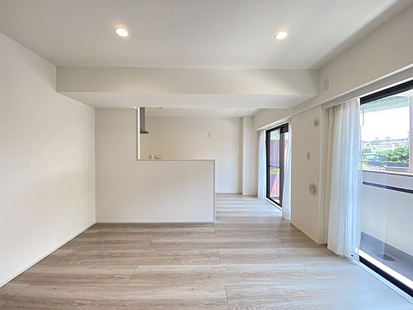 余白を感じさせるシンプルな空間は、住まう方の感性で自由に彩ることができる落ち着いた佇まいです。