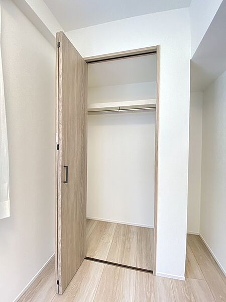 住まいの隅々にまで落ち着いた木の質感が広がり、日々の暮らしに心地よい調和をもたらす洗練された空間です。