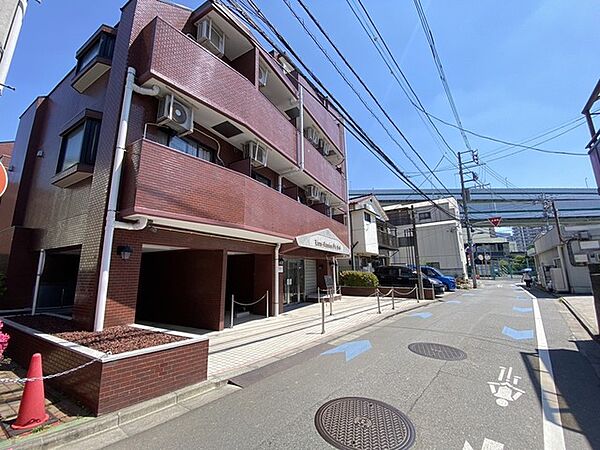 落ち着きのある重厚なタイル貼りの外観が、街並みに静かに溶け込み穏やかな毎日を予感させます。