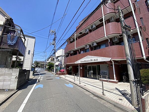 街並みに溶け込む落ち着いた佇まいで、日々の暮らしに安らぎを感じさせる重厚感のある外観です。