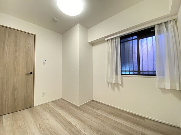 シンプルで洗練された色調が、暮らしに穏やかな調和をもたらす静かな空間です。