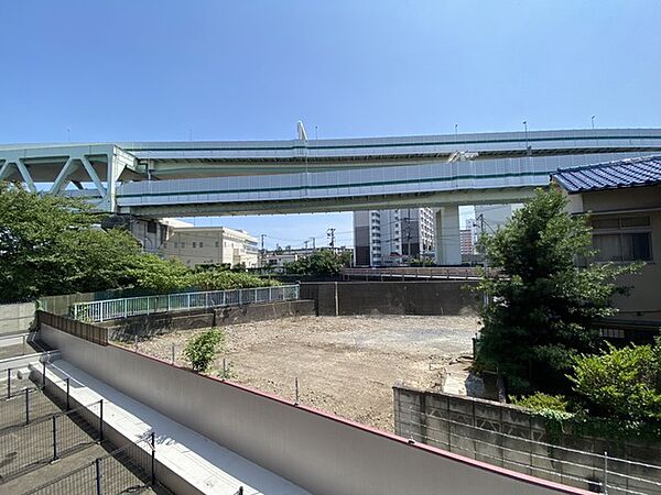 空が広く見渡せる開放的なロケーションで、街の利便性と穏やかな環境が調和する心地よい場所です。