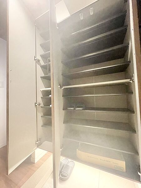 ■ 玄関がいつも片づく大容量シューズボックス ■