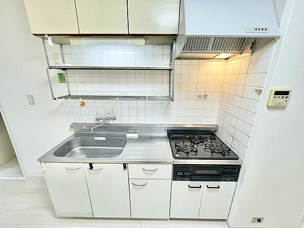 収納たっぷり。調理器具や調味料も出し入れしやすいですね。