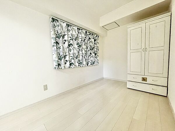 ナチュラルウッドの色合いが、室内にあたたかな雰囲気を運びます。