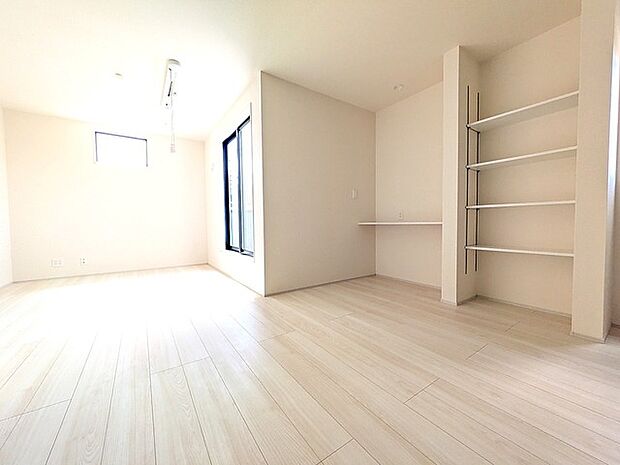 無駄のないシンプルな空間設計が、日々の生活にゆとりと調和をもたらす心地よい場所です 