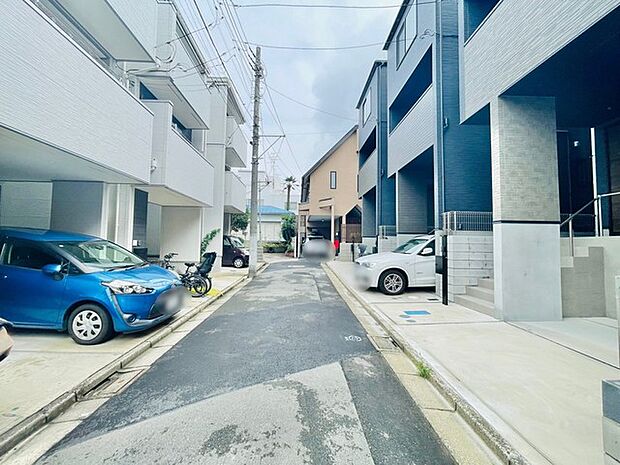 整然と建物が並ぶ落ち着いた街並みの中で穏やかな時間が流れる住環境