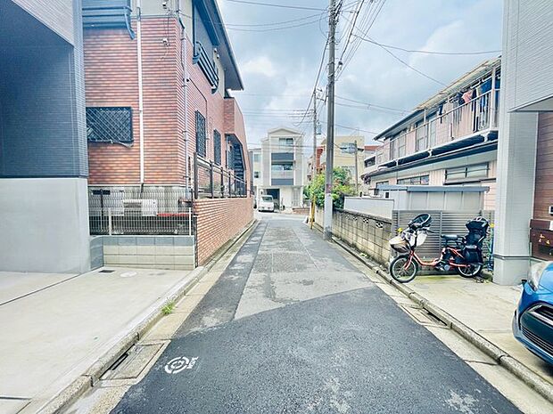 落ち着いた住宅街のなかに佇む、穏やかな空気が流れる住環境です。