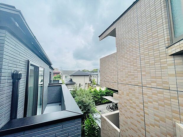 建物が程よい距離感を保ちながら並ぶ、落ち着きと開放感をあわせ持つ周辺の眺めです。