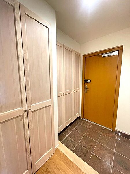 素材の質感が調和を生み出し、暮らしの始まりを穏やかに演出する心地よい空間が広がっています。