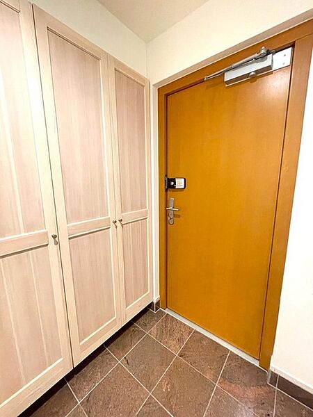 木の温もりを感じさせる色調が調和し、訪れる人を穏やかに迎え入れる心地よい佇まいです。