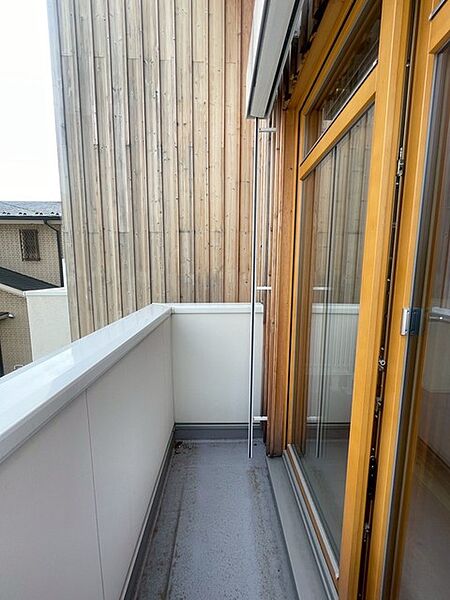 木の温もりと洗練された質感が調和し、外の空気と静かに向き合える心地よい余白のスペース。