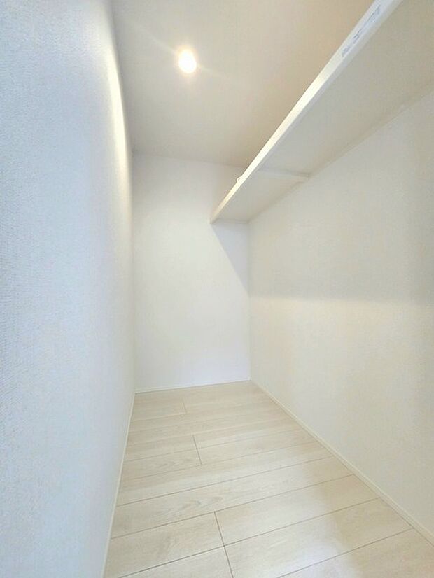 白を基調としたすっきりとした空間で、無駄のないシンプルなデザインが広がりを感じさせます。