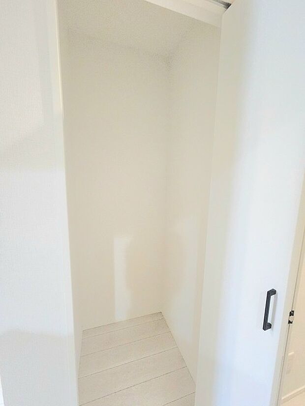 無駄な装飾を削ぎ落としたシンプルな空間が日々の暮らしに心地よい静けさをもたらします