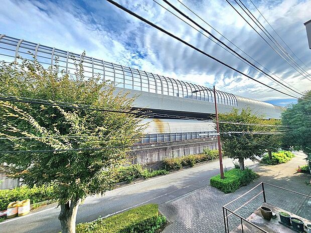 穏やかな空が広がり心地よい風を感じられる開放的な眺望が日常にゆとりをもたらします