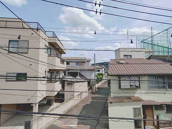 穏やかな空が広がり、閑静な住宅街の日常が心地よく溶け込む素朴な風景です。
