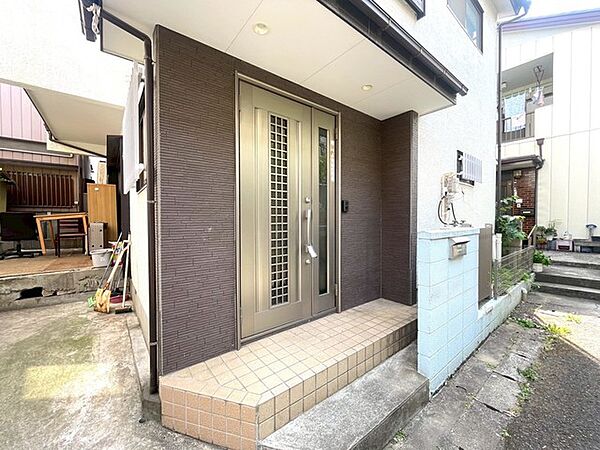 落ち着いたデザインの玄関です。