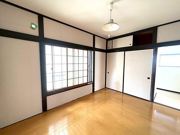 大きな窓から明るい日差しが差し込みます