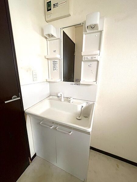 洗面化粧台は清潔感の漂うホワイトをベースカラーに、シンプルなデザインで。