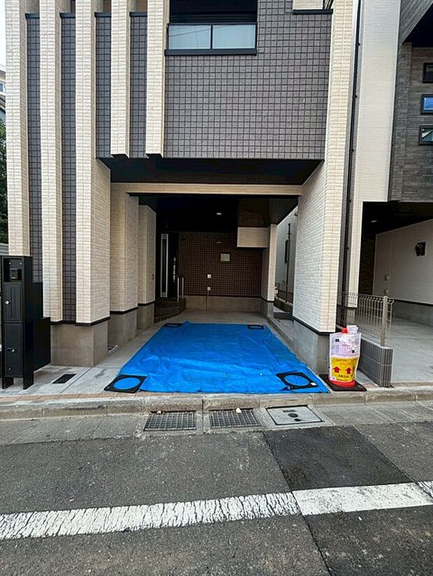 都会的な洗練を感じさせる外観と、日々の暮らしにゆとりをもたらす落ち着いた佇まい。