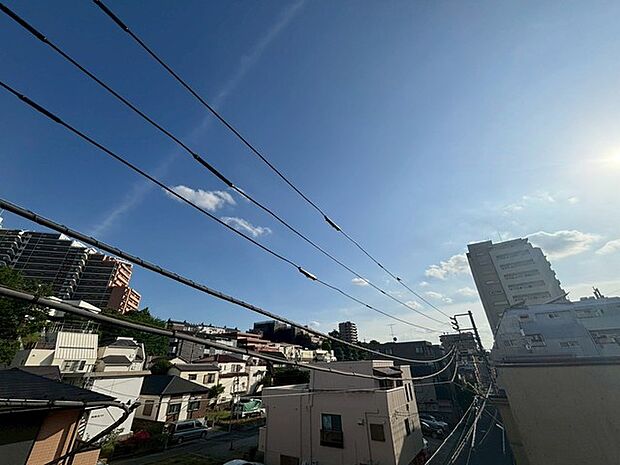 空が大きく広がり、開放的な景色を日常の一部として感じられる暮らしが叶います。
