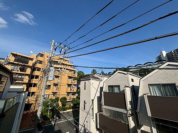 空の青さが心地よく、穏やかな街並みが広がる日常の風景が眺められます。