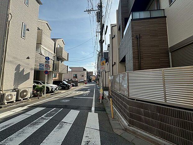 静かな住宅街が広がり、日常の風景に溶け込む落ち着いた街並みが心地よい暮らしを予感させます。
