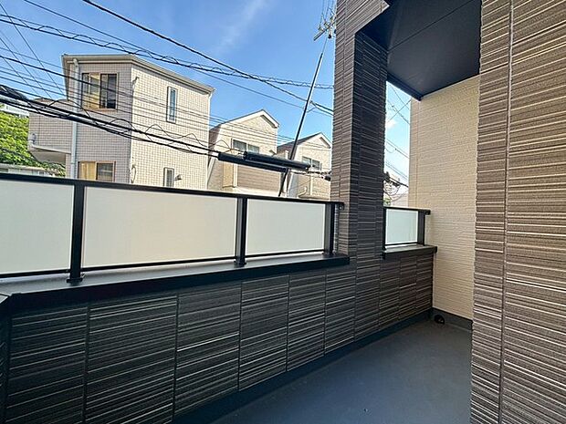 洗練された外壁の風合いがプライベートな心地よさを演出し、空を仰ぐ開放感のある空間が広がります。
