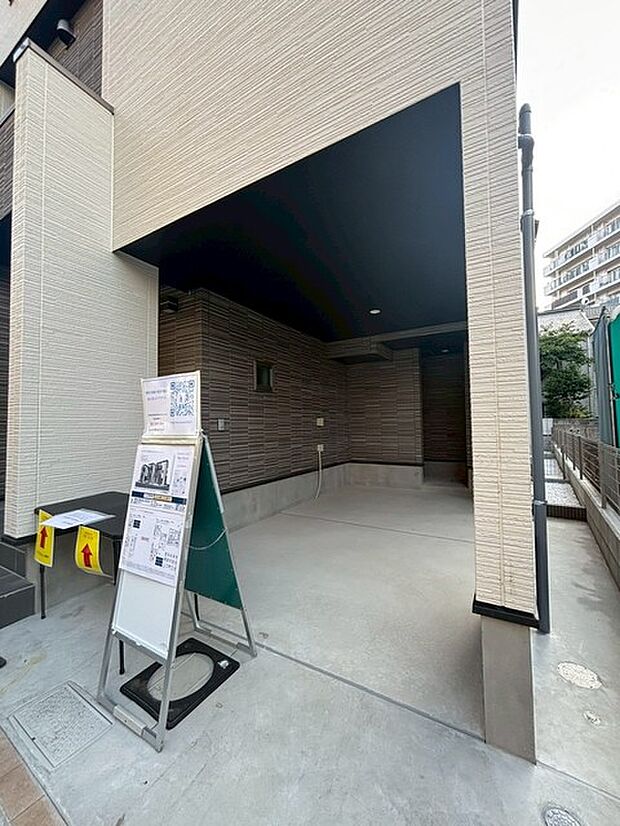 洗練された外観デザインが印象的な、暮らしの質を高める落ち着いた佇まいのエントランス空間です。