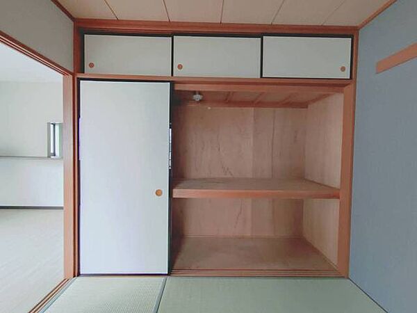 木の温もりと和の趣が調和した、静かで落ち着きのある空間が日々の暮らしに安らぎをもたらします。