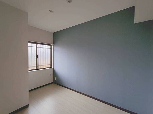 落ち着いた色合いの壁面が心地よい静けさを生み出し、日々の暮らしに安らぎのひとときをもたらします。