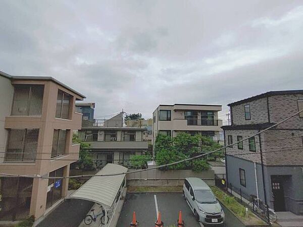 建物同士が適度な距離を保ち、落ち着いた住宅街の静かな日常を感じさせる眺望です。