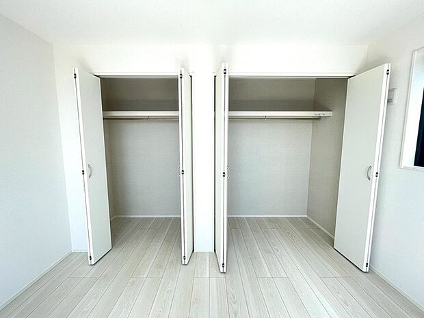 無駄のないシンプルな構成で、住空間に美しい整いと機能的なゆとりをもたらす設計です。