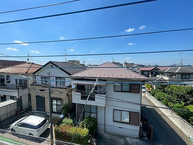 視界を遮るもののない開放的な空が広がり、日々の暮らしに穏やかな落ち着きをもたらしてくれる眺望です。