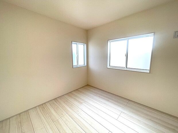 洋室は子供部屋にもちょうどいいサイズ感。 