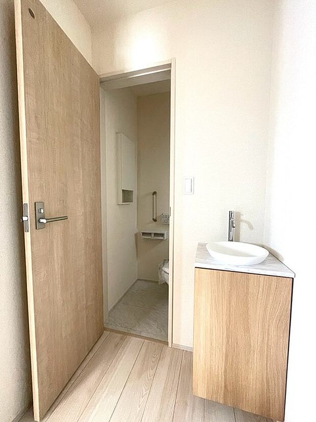 優しい木調の質感が空間全体に柔らかく穏やかな表情をもたらします 