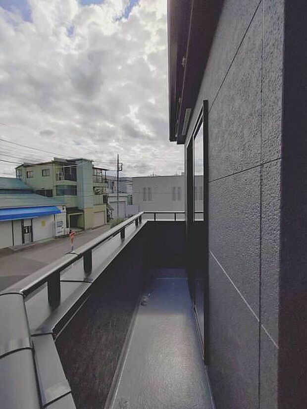 空を広く見渡せる心地よい開放感と落ち着きのある外構空間