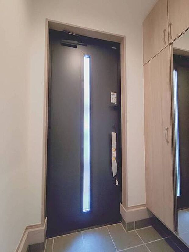 洗練されたデザインに、温かみのある光が灯るエントランス