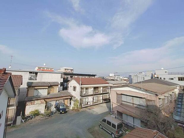 澄み渡る空の下、穏やかな時間が流れる街並み