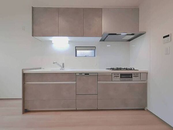 手を伸ばせばそこに収納が。安定した使用感の吊戸棚つきのキッチン空間。