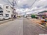 外観：前面道路含む現地写真 