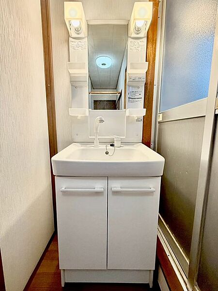 洗面化粧台は清潔感の漂うホワイトをベースカラーに、シンプルなデザインで。