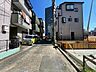 外観：前面道路含む現地写真 