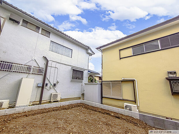 物件南西側 日差しが抜けてくる建物の切れ目があります