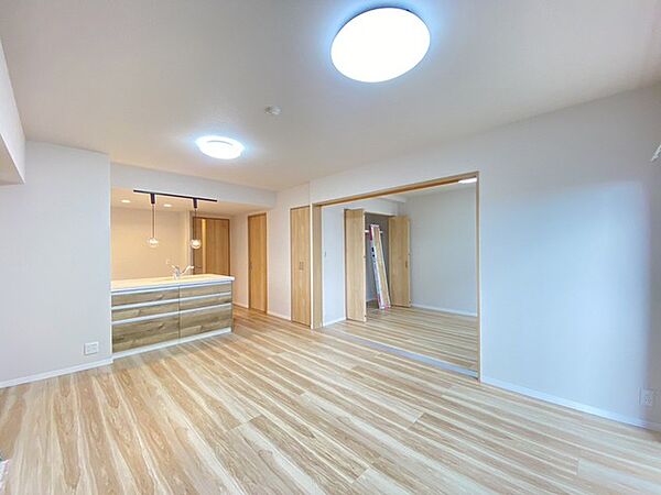 住まい全体が明るく、穏やかな空気感に包まれています。日々の暮らしを整える安らぎの場所