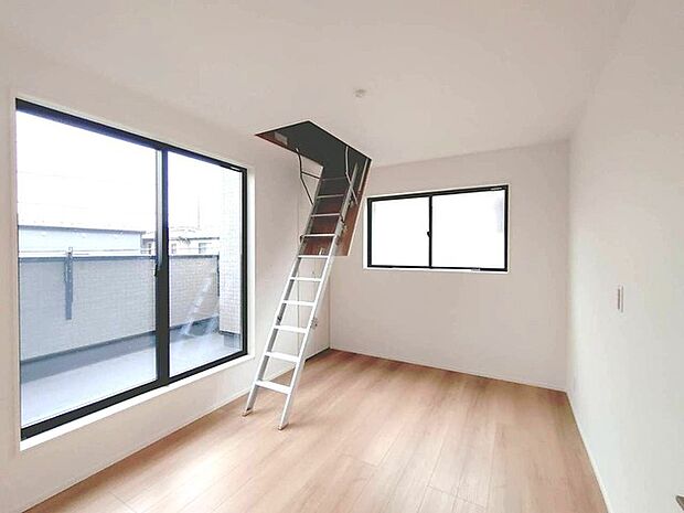洋室は子供部屋にもちょうどいいサイズ感。 