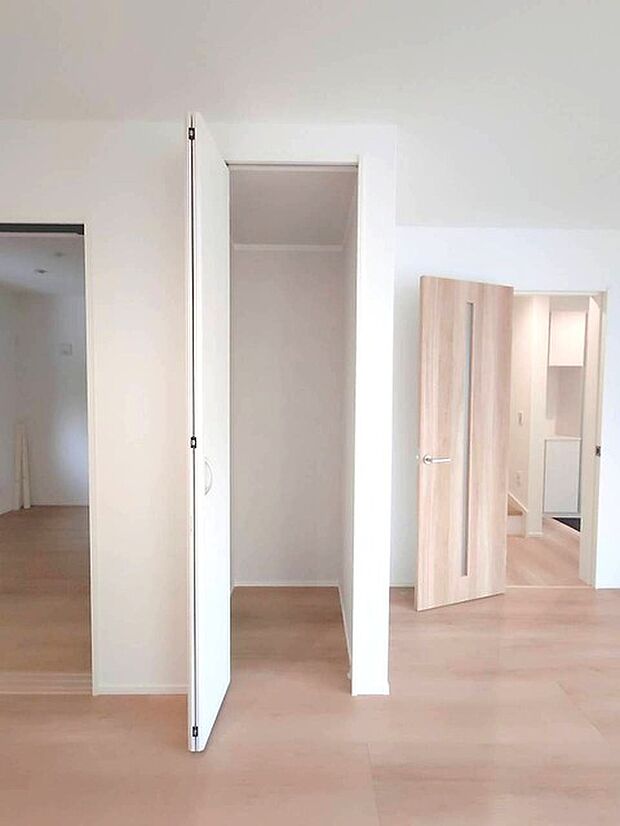 何かとものがあふれやすいリビングに、ちょっと一工夫。うれしい収納空間。