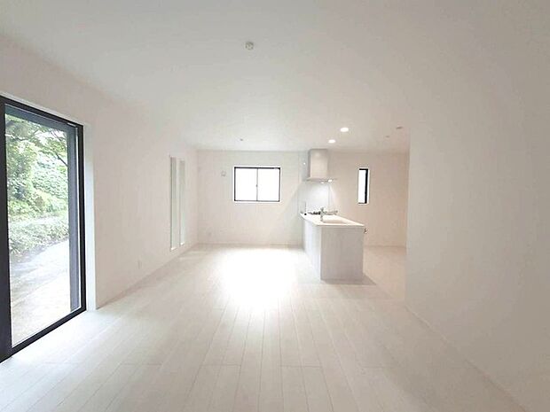 白を基調としたミニマルな空間が、住まう方の感性に寄り添い、日々の暮らしに静かな彩りを与えます